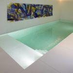 Kunstige ruimte met binnenzwembad en whirlpool