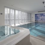 Binnenzwembad met whirlpool en dakramen