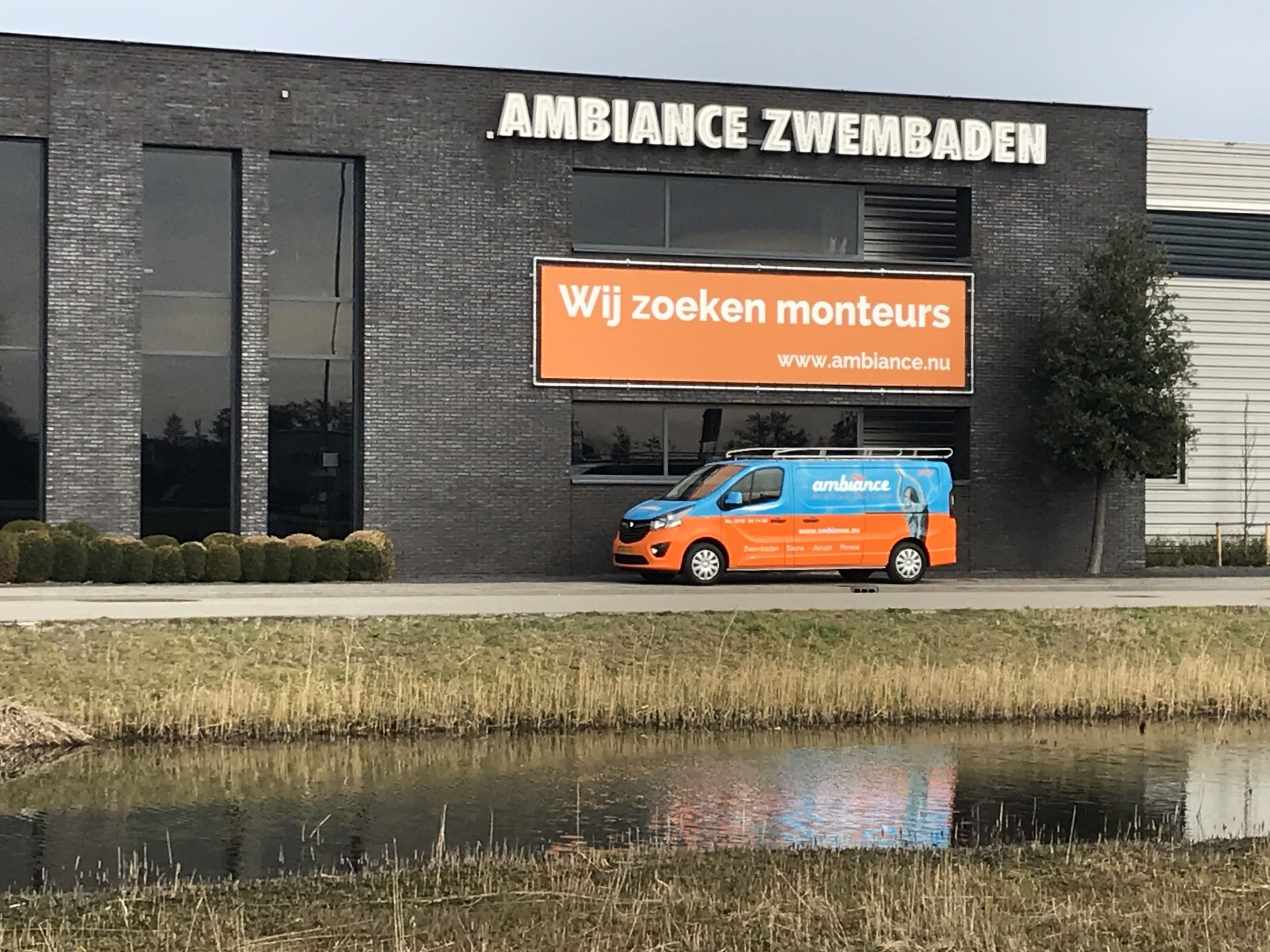 Bedrijfsbus voor de showroom