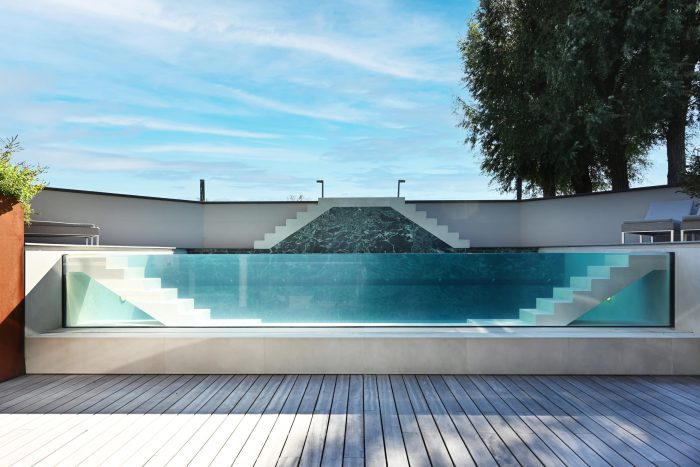 Bouwkundig zwembad: met glazen wand en veel trappen
