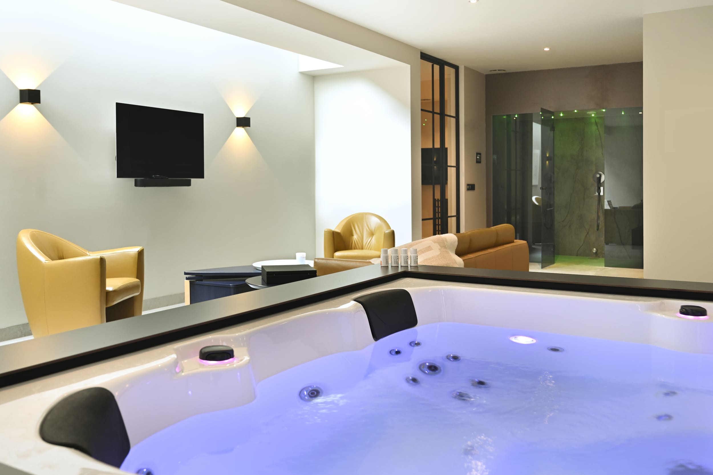 Wellness met een luxe douche en whirlpool in open ruimte